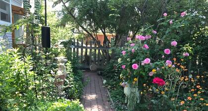 Kaksi valoisaa huonetta viehättävässä 1910 Old Town mökissä.