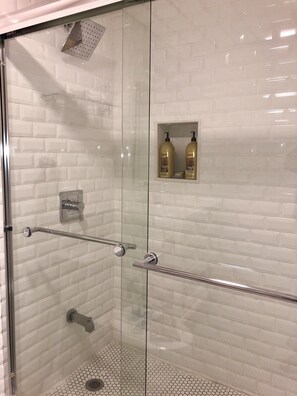 Dusche, umweltfreundliche Kosmetikartikel, Haartrockner, Handtücher