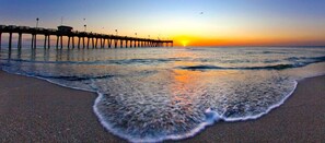 Beach nearby - Perfect home away, modern amenities, ~ Heated Pool ~ Close to S. Venice Beach (South Venice)