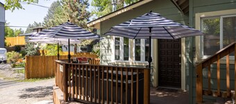 Contemporary Chic │West Side │Walk Everywhere │Hot Tub │One Block to River