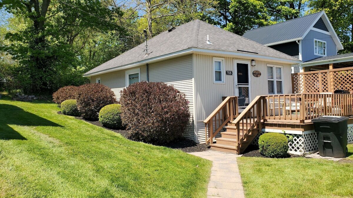 Bayside Getaway 2 bdrm cottage with bay view