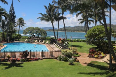 Paradise found-Ocean Front 2 Bdr-Bath-Lanais—Primary bedroom faces ocean FULL AC