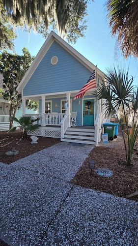 16th and Paradise - 2 Miles From Parris Island!