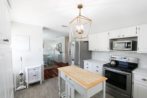Fridge, microwave, oven, stovetop - Golf cart+4BR/3B 2100sq Renovated, Large Pool and deck (Holmes Beach)