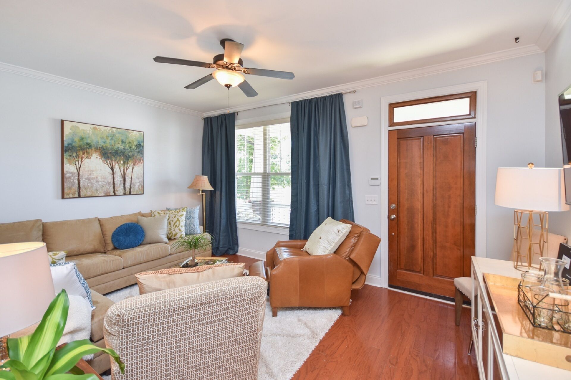 Smart-TV, DVD-Player, Bücher, Videothek