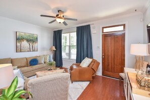 Smart-TV, DVD-spiller, bøker og filmbibliotek