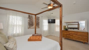 3 soveværelser, pengeskab på værelset, skrivebord, strygejern/strygebræt