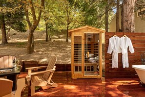 Outdoor dining - Outdoor Soaking Tubs, Sauna, Firepit, Arcade Room (Lake Arrowhead)