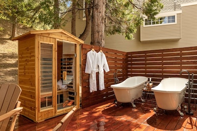 Lux Cabin Retreat: Outdoor Soaking Tubs, Sauna, Firepit, Game Room for kids