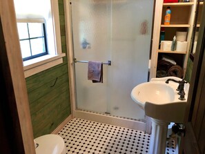 Doccia, bidet, asciugamani, sapone