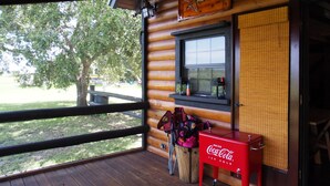 Una cabaña de madera con un refrigerador Coca-Cola, una ventana con botellas y un cartel que dice "Maria's Palace".