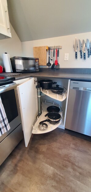 Kjøleskap, mikrobølgeovn, ovn og kokeplater