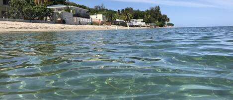 En la playa, sillas reclinables de playa, toallas de playa