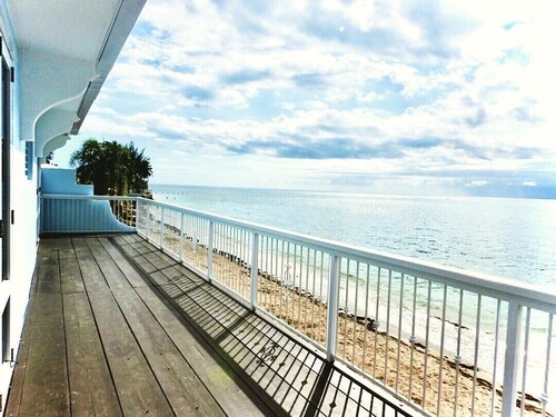 Casa Melville Beach Front Property, Glistening waters, Relaxation to the Max!