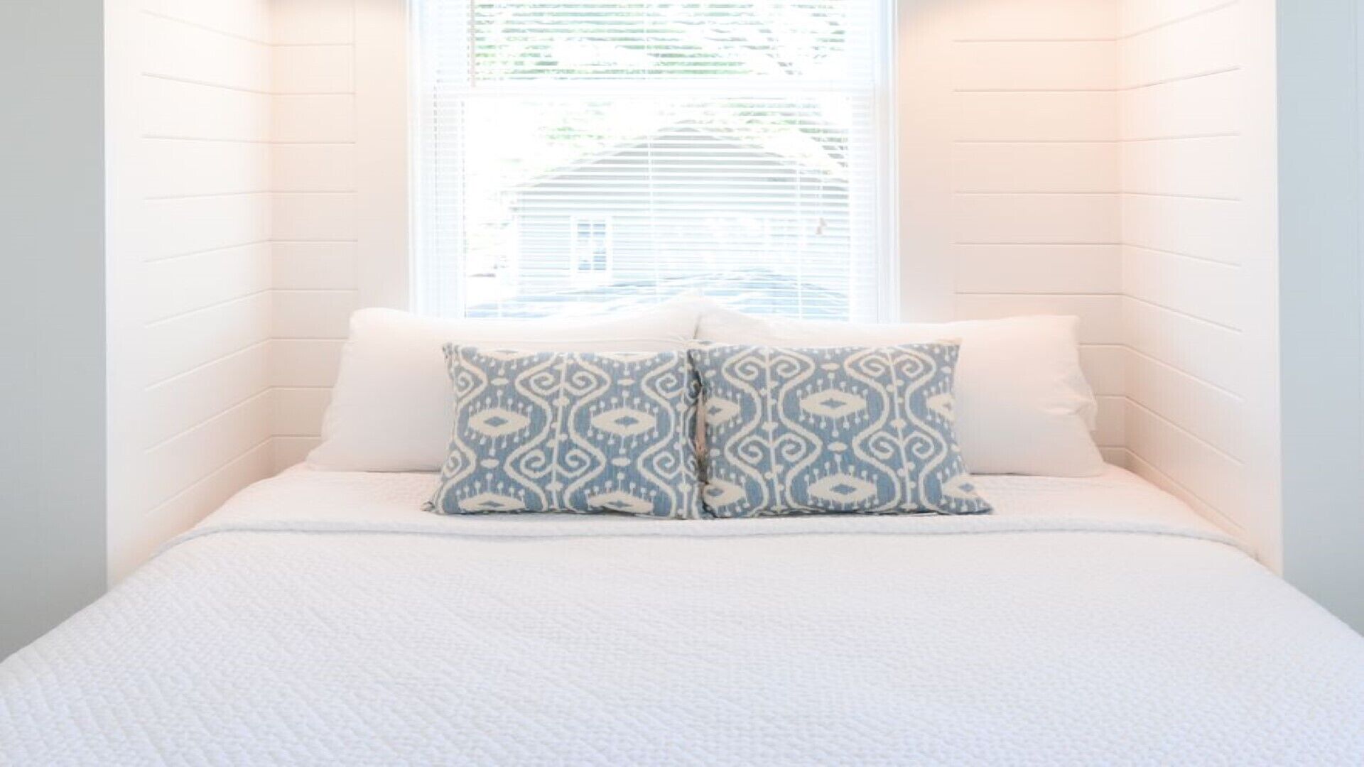 8 bedrooms, iron/ironing board, WiFi, bed sheets