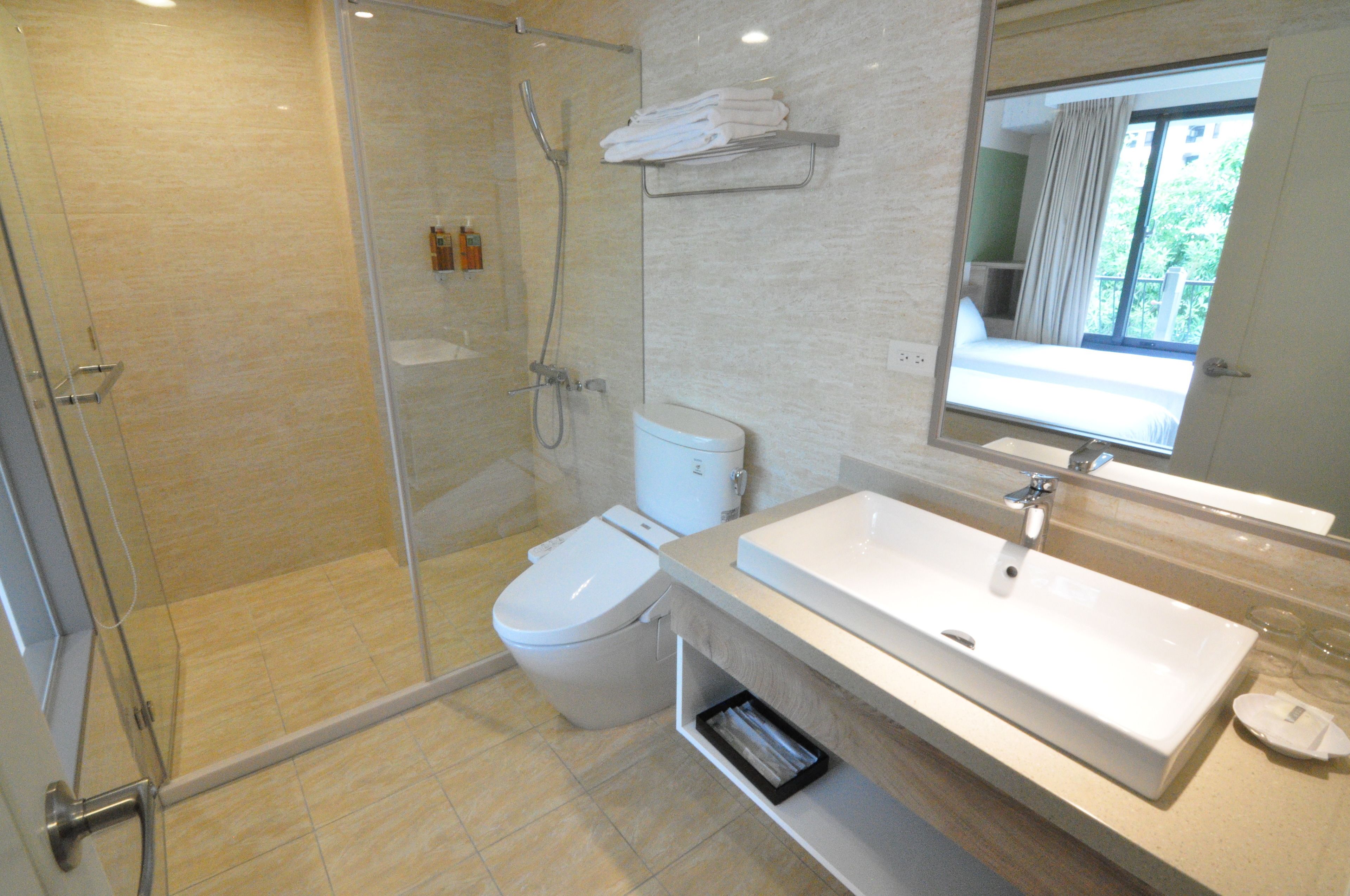 standard twin room, non smoking | bathroom | shower, hydromassage showerhead, hair dryer, electronic bidet