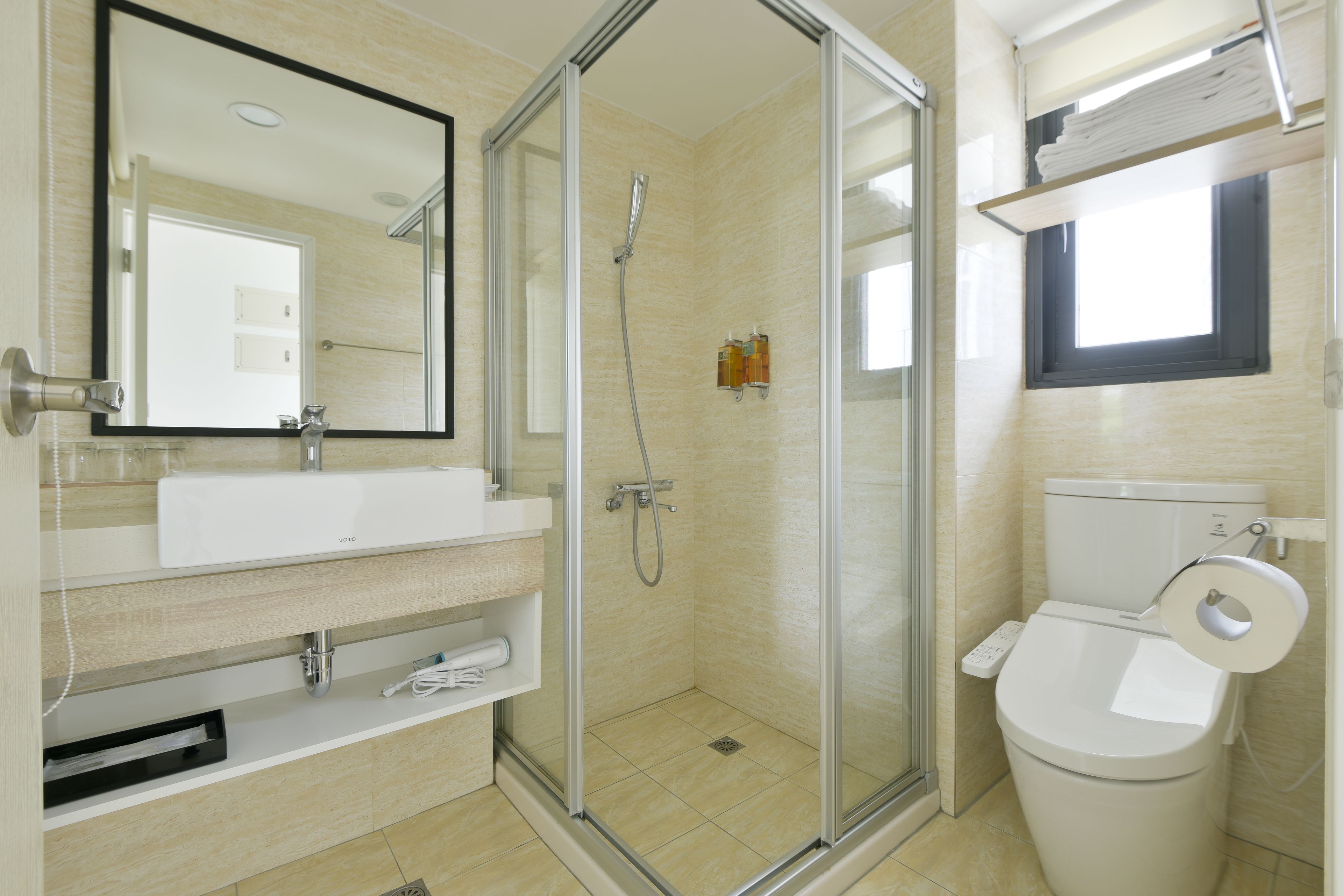 superior triple room, non smoking | bathroom | shower, hydromassage showerhead, hair dryer, electronic bidet