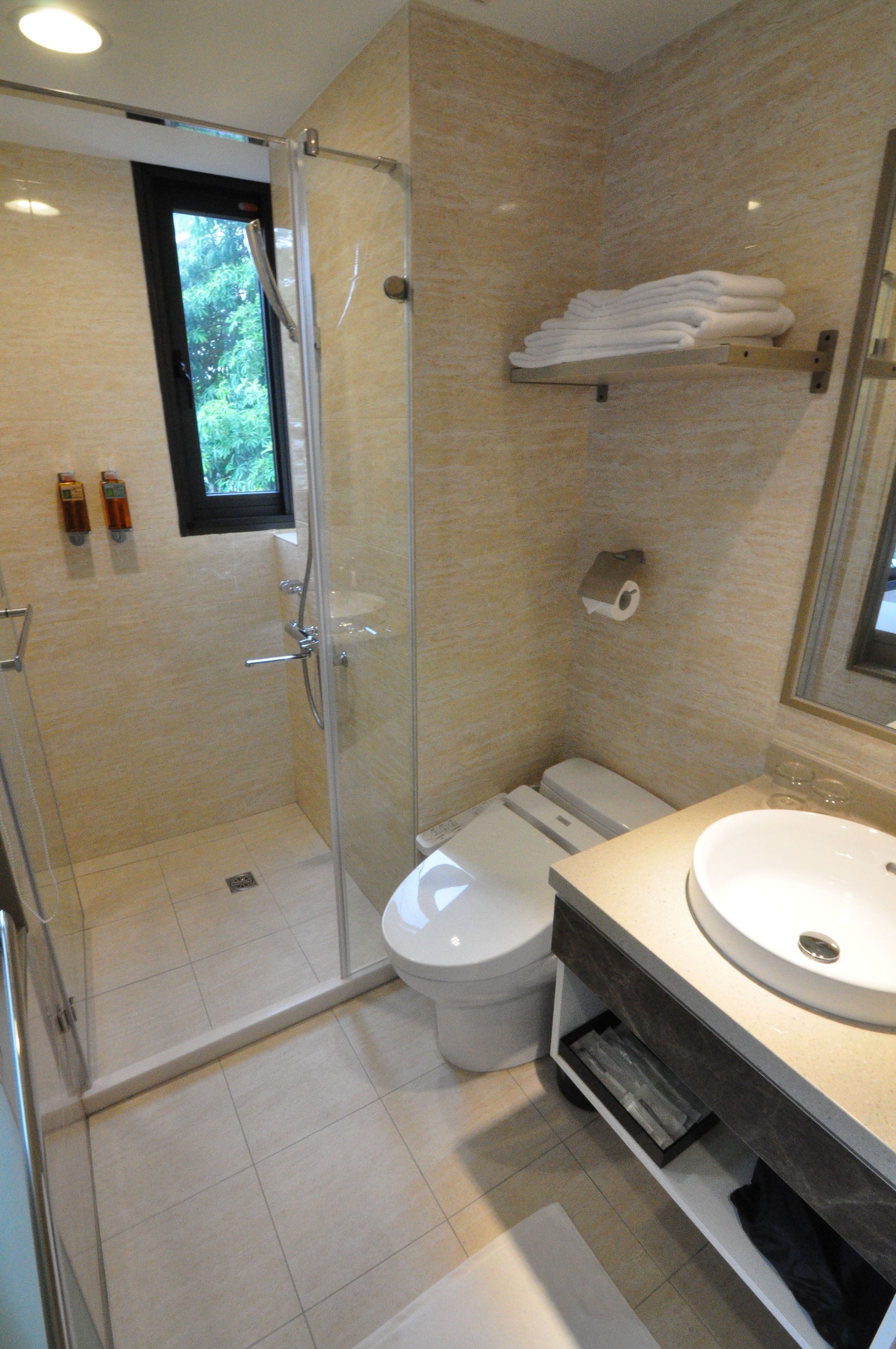 standard double room, non smoking | bathroom | shower, hydromassage showerhead, hair dryer, electronic bidet