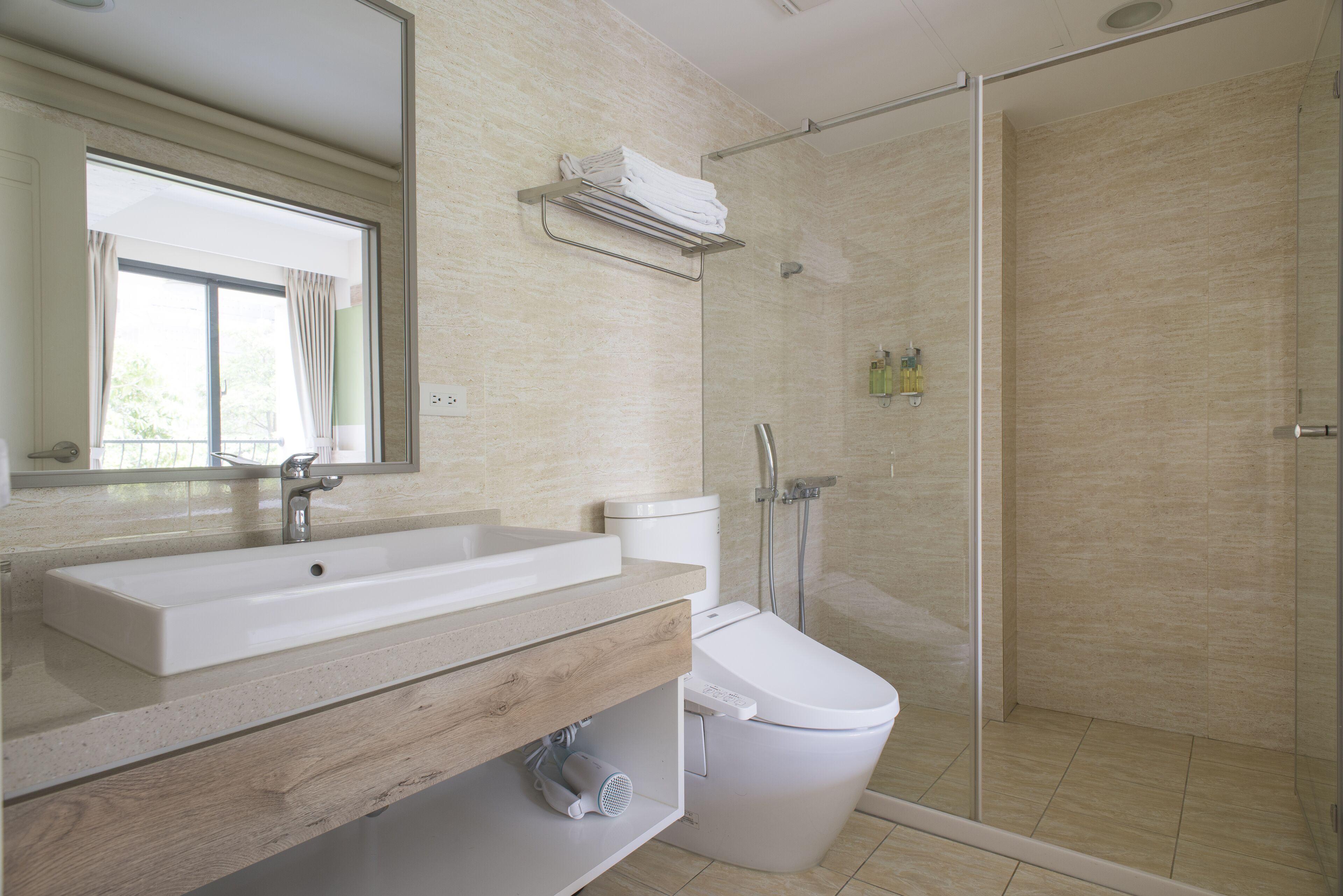 superior double room | bathroom | shower, hydromassage showerhead, hair dryer, electronic bidet