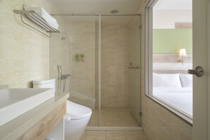 Superior tweepersoonskamer | Badkamer | Een douche, een hydromassagedouche, een haardroger