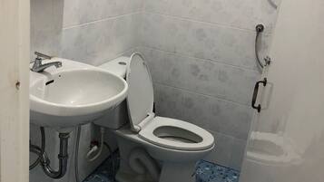 Basic Double Room, 1 Double Bed, Non Smoking | Bathroom | Towels