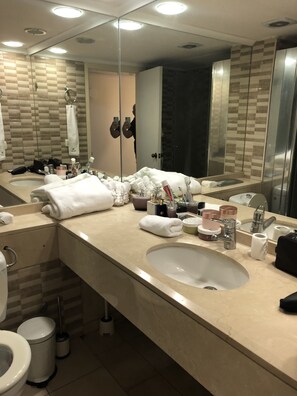 Luxury Apartment, 2 Bedrooms | Bathroom | Shower, rainfall showerhead, free toiletries, hair dryer