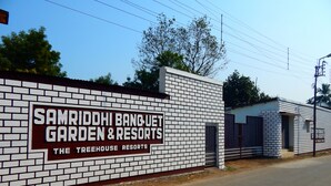A sign for Samriddhi Banquet Garden & Resorts, indicating it is a treenhouse resort. - Samriddhi Banquet Garden & Resort (Baharampur)