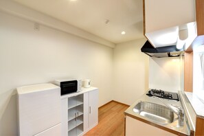 Frigorífico, microondas, placa de cocina y utensilios de cocina