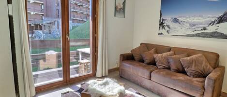 Flat-screen TV, fireplace