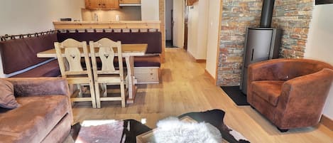 Flat-screen TV, fireplace