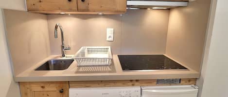 Fridge, microwave, dishwasher, coffee/tea maker
