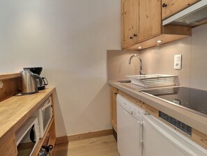 Kylskåp, mikrovågsugn, ugn och diskmaskin