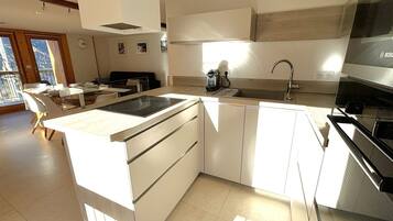 Een koelkast, een microgolfoven, een vaatwasser