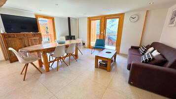 Televisie en een open haard