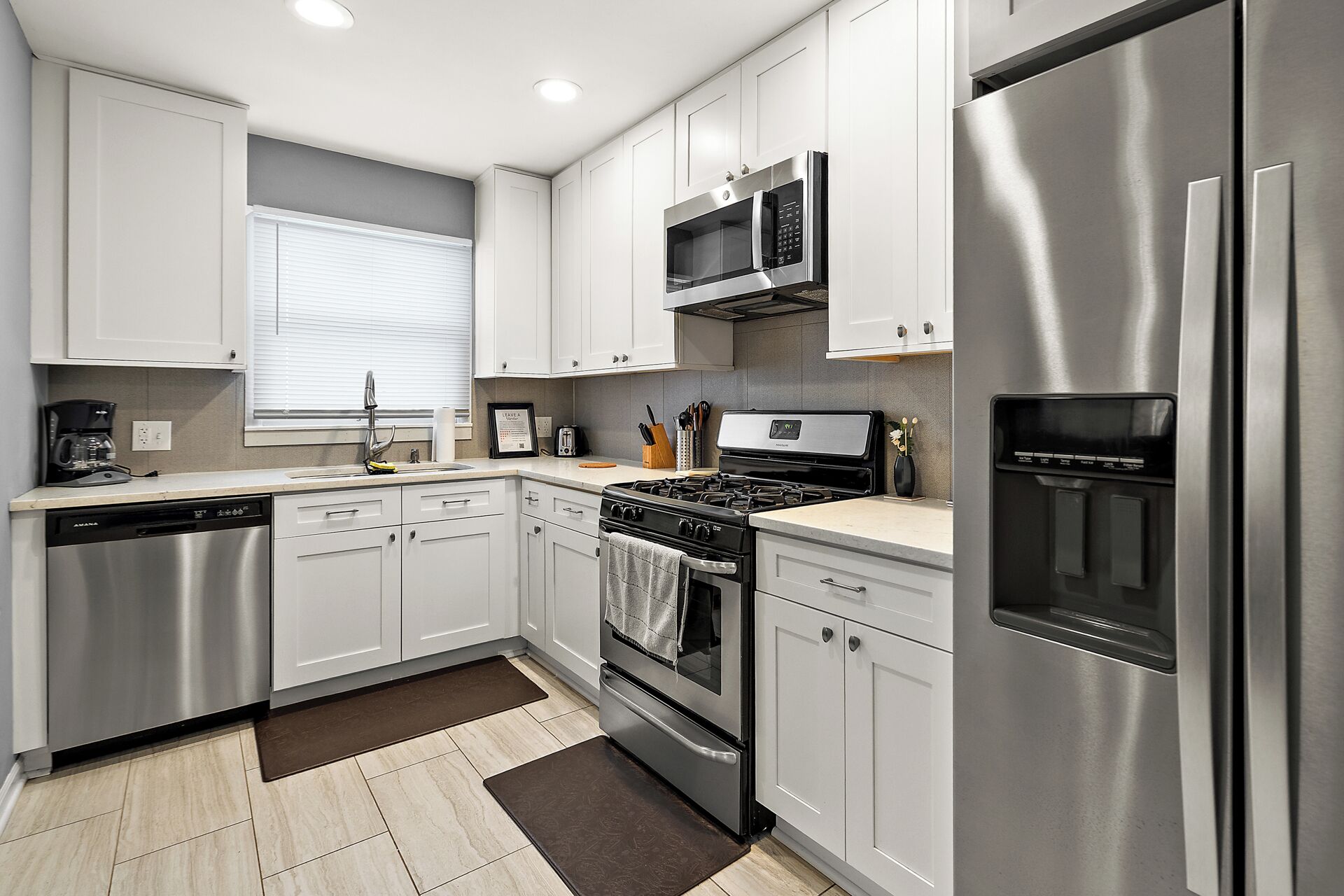 Jääkaappi, mikroaaltouuni, uuni, liesi