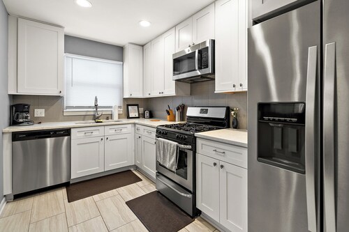 Aurora Apartment W/Laundry, and Garage. Close to I-88 and Train Station