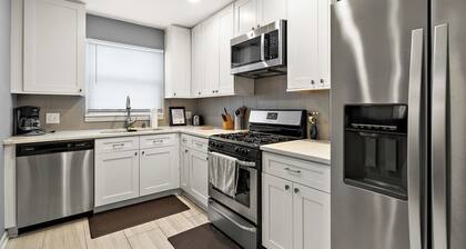 Aurora Apartment W/Laundry, and Garage. Close to I-88 and Train Station