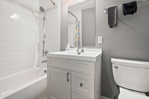 Badewanne, Handtücher, Seife, Toilettenpapier