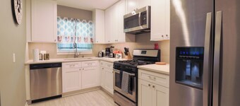 Aurora Apartment W/Laundry, and Garage. Close to I-88 and Train Station