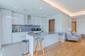 Kjøleskap, mikrobølgeovn, ovn og kokeplater