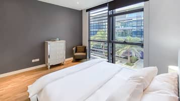 Apartment, 1 Bedroom (302) | In-room safe, blackout drapes, soundproofing, iron/ironing board