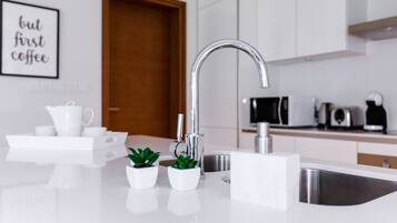 Full-sized fridge, microwave, oven, stovetop