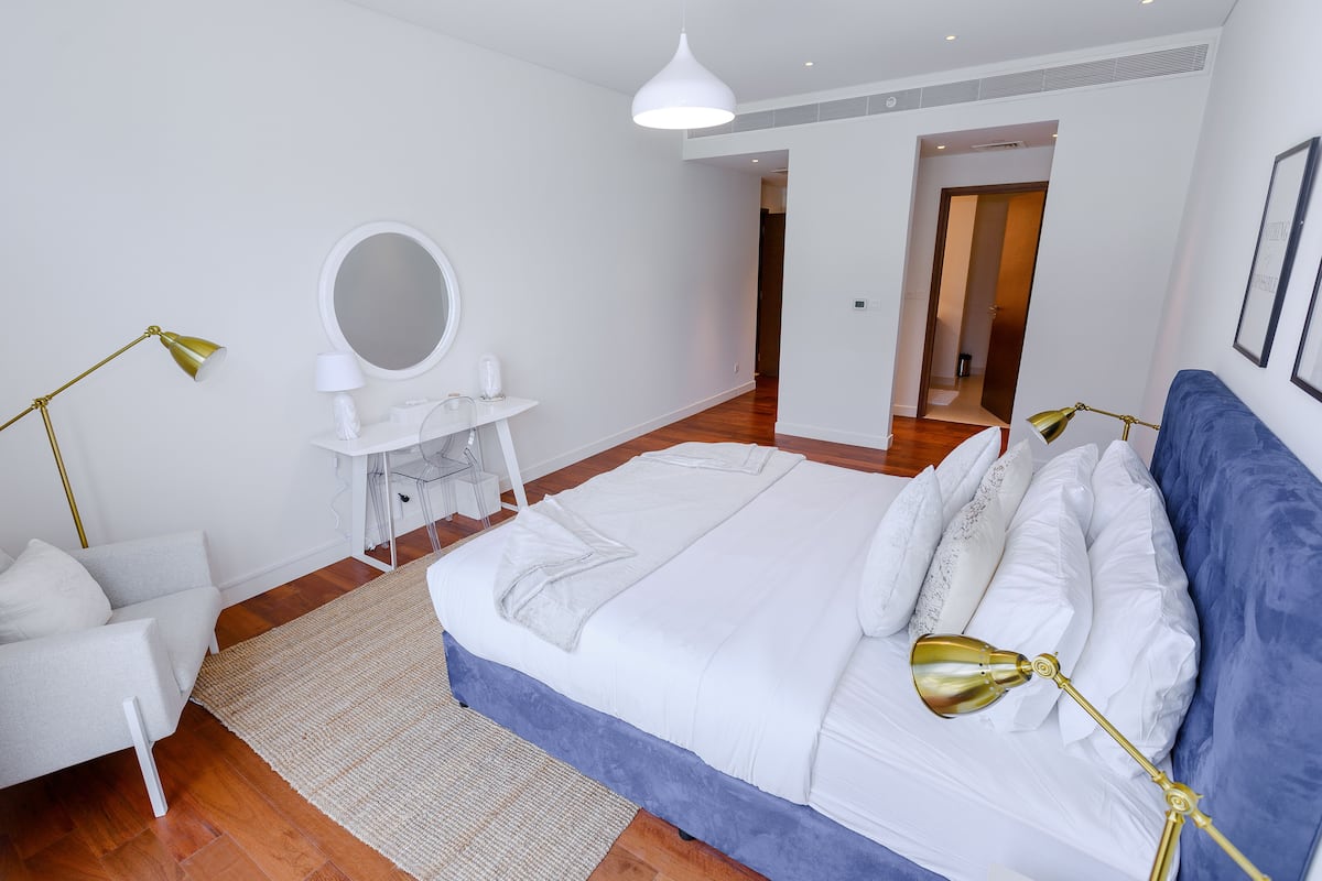 Premium bedding, in-room safe, individually decorated