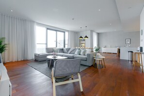 LCD TV - FAM Living - City Walk Dubai (Dubai)