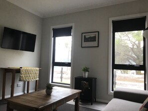 Smart TV, fireplace, DVD player - Bright Old Racecourse View # 1 (Bright)