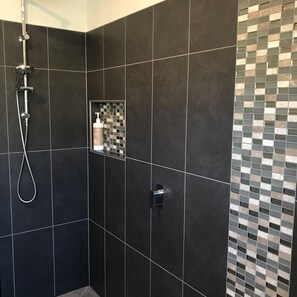 Een douche, milieuvriendelijke toiletartikelen, een haardroger