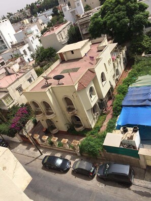 Vista frontal de la propiedad