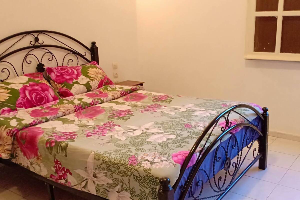 Habitación doble clásica, 1 cama Queen size, para no fumadores | Decoración personalizada, muebles diferentes y cortinas blackout