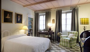 Klassieke tweepersoonskamer, 1 queensize bed, niet-roken | Luxe beddengoed, gratis wifi, beddengoed, rolstoeltoegang