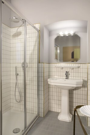 Classic-Doppelzimmer, 1 Queen-Bett, Nichtraucher | Badezimmer | Dusche, kostenlose Toilettenartikel, Haartrockner, Bidet